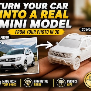 Può includere: Un modello 3D bianco di un'auto, accanto a una foto della vera auto. Il testo recita "TRASFORMA LA TUA AUTO IN UN VERO MINI MODELLO DALLA TUA FOTO IN 3D". Il modello è tenuto in mano. Il modello è realizzato in resina ad alta dettaglio.