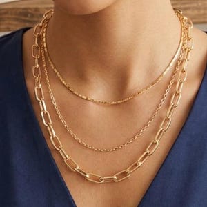 Könnte beinhalten: Handgefertigtes Holzschild mit dem Wort "Welcome" in verspielter Schrift. Das weiß lackierte Schild hat einen Used-Look und ein Blumendesign in Rosa- und Grüntönen. Geeignet für den Innen- und Außenbereich. Aus Holz gefertigt.