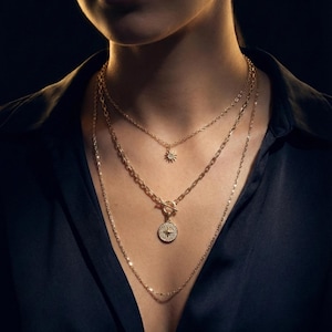 Mehrreihige vergoldete Layering-Halskette mit Sonnen- & Polarstern-Anhänger – Zirkonia, handgefertigter Statement-Schmuck