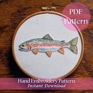 Puede incluir: Un patrón de bordado a mano con un diseño de trucha arcoíris colorido. El pez está bordado sobre tela blanca, dentro de un aro de bordado de madera. También se ve el texto "PDF Pattern" y "Hand Embroidery Pattern Instant Download".