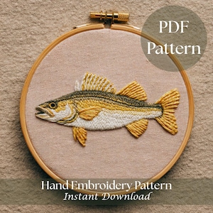 Peut inclure: Motif de broderie à la main représentant un poisson détaillé. Le poisson est réalisé en fils jaunes, verts et blancs, sur un fond en tissu rose. Le motif est encadré dans un cercle à broder en bois. Le texte sur l'image indique "PDF Pattern" et "Hand Embroidery Pattern Instant Download."