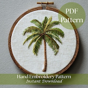 Op de afbeelding: Handgeborduurd palmboomontwerp in een houten borduurring. De palmboom heeft groene en gele bladeren en een bruine stam, tegen een witte stoffen achtergrond. De tekst "PDF Pattern" en "Hand Embroidery Pattern Instant Download" is zichtbaar.