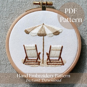 Peut inclure: Motif de broderie à la main représentant une scène de plage. Le motif comprend un parasol rayé, deux chaises longues et le texte "PDF Pattern" et "Hand Embroidery Pattern Instant Download". La broderie est placée dans un cercle en bois.