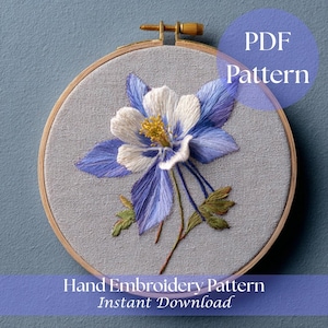 Puede incluir: Un patrón de bordado a mano que presenta una detallada representación de una flor de aguileña en un aro de madera. La flor tiene pétalos blancos y azules con un centro amarillo. También se ve el texto "PDF Pattern" y "Hand Embroidery Pattern Instant Download".