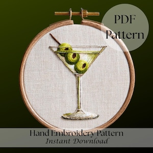 Pode incluir: Padrão de bordado à mão de um copo de martini com azeitonas, em tecido de linho, dentro de um bastidor de madeira. O design inclui o texto "PDF Pattern" e "Hand Embroidery Pattern Instant Download".