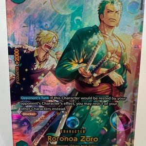 Puede incluir: Una tarjeta coleccionable holográfica con Roronoa Zoro de la tripulación Supernovas/Sombrero de Paja. La tarjeta muestra a Zoro con tres espadas, una ilustración del personaje y el número 4000. Incluye el texto "COUNTER +2000" e instrucciones del juego.