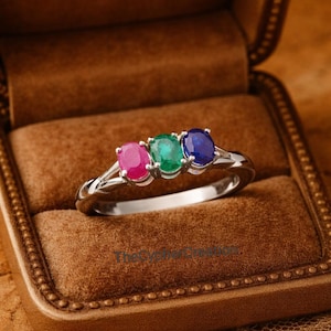 Oval Cut Drei Stein Rubin Smaragd Saphir Verlobungsring - Sterling Silber Minimalist Stapelbar Birthstone Schmuck, Ehering für Sie