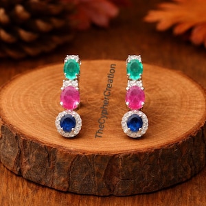 Orecchini pendenti con pietre preziose multicolori: smeraldo, rubino, zaffiro - Delicati cerchi in argento, gioiello ideale come regalo per damigella d'onore.