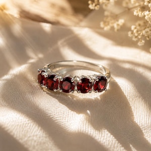 Jubiläumsring aus 925er Sterlingsilber mit fünf Granatsteinen, Geburtssteinring für Januar, tiefroter Edelstein, Vintage-inspirierter Ehering – das perfekte Geschenk für Sie