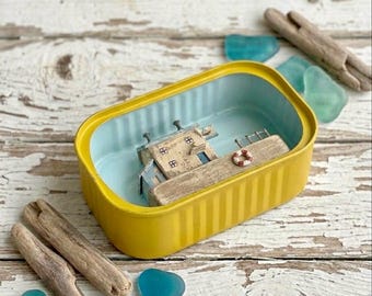 Sardine tin diorama with Driftwood Coastal House | Scultura in legno spiaggiato e latta | Marine decor, Regalo originale, Nautical home art