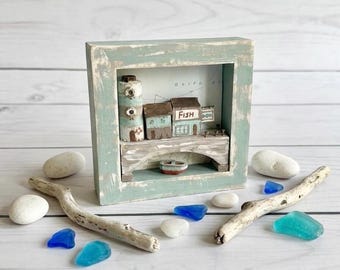 Cornice 10x10 cm in Driftwood con Paesaggio Marino, Porto costiero e Casette in Legno Spiaggiato - Fatto a Mano Bianco e Azzurro