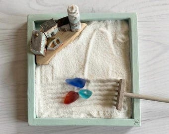 15 x 15 cm großer Zen-Schreibtischgarten aus Treibholz | Handbemaltes Küstendorf, Rechen und authentisches Meeresglas