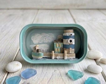 Scatola di Sardine con diorama di  Villaggio in Legno Spiaggiato - Porto con Faro e Barca - Driftwood Art Miniature - Regalo Mare Nostalgico