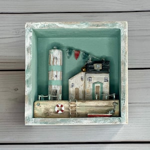 Może przedstawiać: Zestaw trzech ceramicznych kubków z nakrapianym, matowym wykończeniem. Każdy kubek ma inny kolor: jasnoniebieski, kremowy i szary. Kubki mają prosty, nowoczesny design z zaokrąglonym kształtem i wygodnym uchwytem.