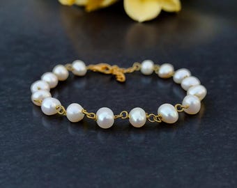 Bracciale artigianale in oro laminato con perle d'acqua dolce, elegante gioiello con perline