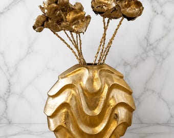 Arreglo floral seco, Elegancia dorada, jarrón metálico moderno con capullos de palma secos, todo en dorado.
