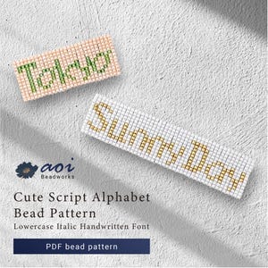 Peut inclure: Deux motifs rectangulaires perlés. L'un est de couleur pêche avec le mot "Tokyo" en perles vertes. L'autre est blanc avec "SunnyDay" en perles dorées. L'image comprend également le texte : "Cute Script Alphabet Bead Pattern" et "PDF bead pattern."