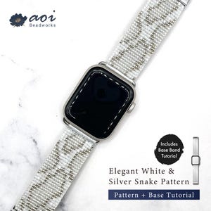 Könnte beinhalten: Eine silberne Apple Watch mit einem weißen und silbernen Perlenarmband mit Schlangenmuster. Das Armband ist am Zifferblatt befestigt. Der Text auf dem Bild lautet "Elegant White & Silver Snake Pattern" und "Pattern + Base Tutorial."