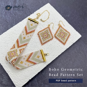 Puede incluir: Un conjunto de pulsera y pendientes de cuentas con un patrón geométrico en blanco, dorado, melocotón y verde salvia. El conjunto incluye una pulsera con cierre dorado y dos pendientes en forma de diamante con ganchos dorados. El texto de la imagen dice "Boho Geometric Bead Pattern Set".