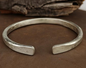 Brazalete minimalista de plata de ley martillada / Brazalete minimalista forjado a mano