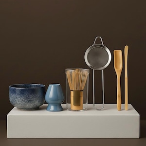 Japansk Matcha-teset (6 delar) - Keramisk skål, bambuvisp, skopa, hållare och sil | Traditionellt Matcha-set, present