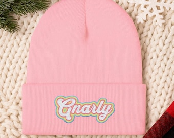 Gorro de invierno unisex rosa claro con puños y gráfico de arcoíris "Gnarly" inspirado en KATSEYE