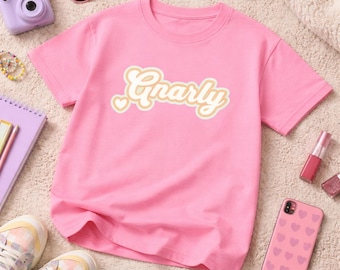 Camiseta infantil inspirada en Gnarly Katseye / Camiseta gráfica rosa