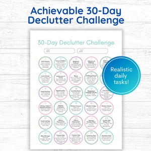 Può includere: Un foglio stampato bianco intitolato "Achievable 30-Day Declutter Challenge" con un elenco di compiti giornalieri. Il foglio ha una combinazione di colori blu e verde acqua con un cerchio blu che dice "Realistic daily tasks!"