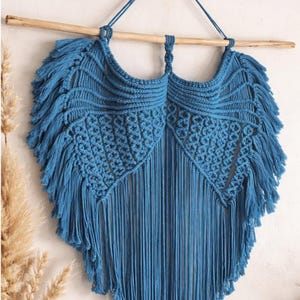 Muurhanger pauwblauw macramé engelenvleugels – grote boho vezelkunst deuvel