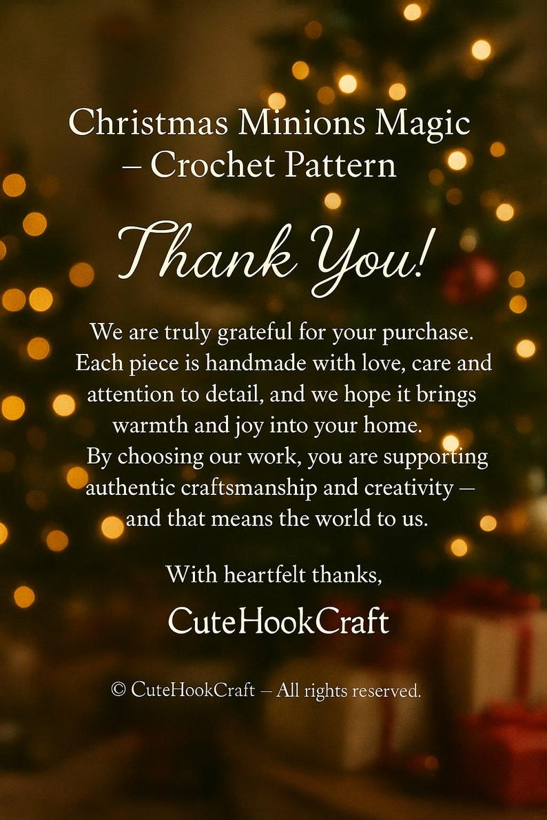 Peut inclure: Image avec le texte "Christmas Minions Magic - Crochet Pattern" et "Thank You!". L'arri&egrave;re-plan est un affichage flou de lumi&egrave;res de No&euml;l. Le texte mentionne &eacute;galement des articles faits &agrave; la main.