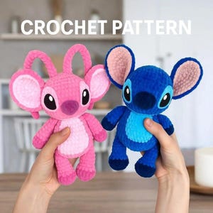 Op de afbeelding: Twee gehaakte pluche speelgoed: een roze met grote oren en een blauwe met grote oren. Het roze speelgoed heeft een lichtroze buik en het blauwe speelgoed heeft een lichtblauwe buik. De tekst "CROCHET PATTERN" staat bovenaan de afbeelding.
