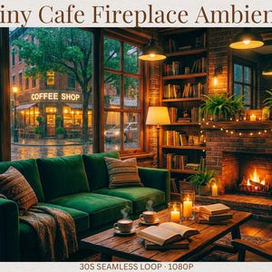 Peut inclure: Ambiance intérieure chaleureuse avec un canapé en velours vert devant une cheminée allumée. Des étagères, des bougies et une table basse avec des livres et des tasses créent une atmosphère accueillante. Le texte "Rainy Cafe Fireplace Ambience" est en haut.
