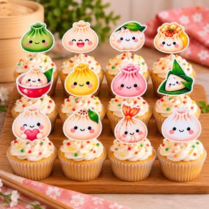 Op de afbeelding: Een set van twaalf cupcakes op een houten plank, elk voorzien van een toef witte glazuur en een kleurrijke, cartoonachtige dumpling-karakter topper. De toppers hebben verschillende vormen, uitdrukkingen en kleuren, waaronder groen, roze, geel en wit.