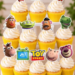 Pode incluir: Um expositor de vários níveis com doze cupcakes em formas de papel amarelo, cada um decorado com um recorte de personagens de Toy Story. Inclui Woody, Buzz Lightyear, Jessie, Sr. e Sra. Cabeça de Batata, Rex, Bullseye, Hamm, Lotso e um alienígena.