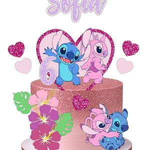 Può includere: Una torta cilindrica con finitura glitter oro rosa, decorata con un grande topper a forma di cuore con Stitch e Angel, il numero 6 e il nome Sofia. La torta include fiori di ibisco, piccoli cuori glitterati e un'immagine di Stitch e Angel che si abbracciano.