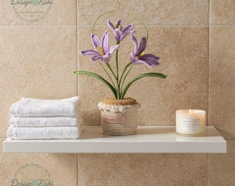 Lys violets au crochet dans un pot beige