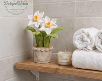 Fleurs de jonquilles blanches au crochet dans un pot beige