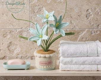 Lys bleu clair au crochet dans un pot beige