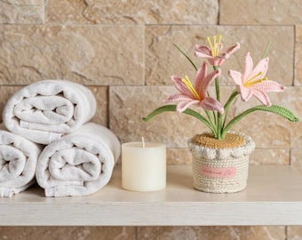 Lys roses au crochet dans un pot beige