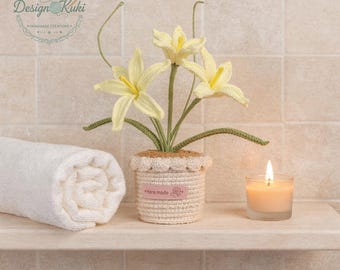 Lys jaunes au crochet dans un pot beige