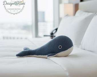 Peluche amigurumi bleu au crochet en forme de baleine