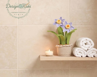 Fleurs de jonquilles violettes au crochet dans un pot beige