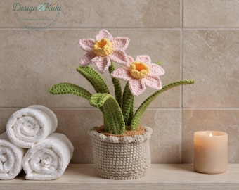 Jonquille en pot au crochet avec deux fleurs roses et un centre jaune