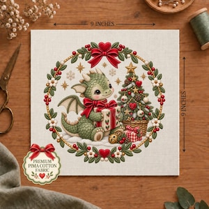 Könnte beinhalten: Ein quadratisches Stück Premium-Pima-Baumwollstoff mit den Maßen 23 cm x 23 cm, bedruckt mit einer Illustration eines grünen Drachen, der ein Geschenk hält, einem geschmückten Weihnachtsbaum und einem festlichen Kranz mit roten Schleifen.