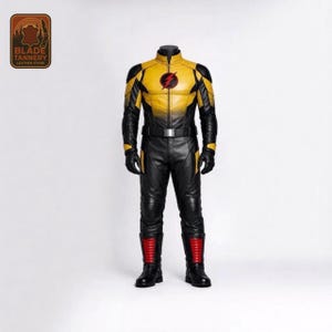 Pode incluir: Um fato de couro amarelo e preto, com um raio no peito. O conjunto inclui casaco, calças, luvas e botas com detalhes vermelhos. O logótipo da Blade Tannery Leather Store é visível. O fato é projetado para um manequim.