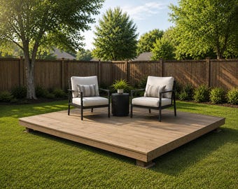 Puede incluir: Dos sillones de exterior con cojines gris claro y cojines a rayas sobre una terraza de madera. Una pequeña mesa auxiliar negra con una planta en maceta está entre las sillas. La terraza está sobre un césped verde, con una valla de madera y árboles al fondo.