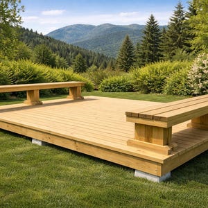 Puede incluir: Una terraza de madera con dos bancos, situada sobre un césped. La terraza es de madera clara y tiene forma rectangular. Los bancos también son de madera y están unidos a la terraza. El fondo presenta árboles y una cordillera.