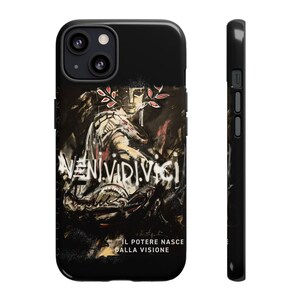 Könnte beinhalten: Eine schwarze Smartphone-Hülle mit einer dunklen, abstrakten künstlerischen Illustration, wobei der weiße Text "VENI VIDI VICI" mittig und der Satz "IL POTERE NASCE DALLA VISIONE" in kleineren weißen Buchstaben am unteren Rand zu sehen ist.