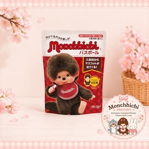 Può includere: Una bustina di bomba da bagno Monchhichi con un personaggio di pelliccia marrone e un bavaglino rosso. La confezione mostra il logo Monchhichi, testo in giapponese e un'illustrazione del personaggio che tiene un piccolo oggetto. La busta indica 35mm.