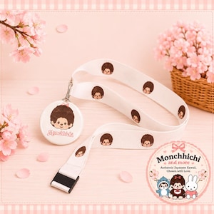 Peut inclure: Un cordon blanc avec un motif répétitif du personnage Monchhichi en marron et un badge blanc circulaire représentant un visage de Monchhichi avec le texte Monchhichi en rose. Le cordon comprend un clip en métal et une boucle en plastique noir.